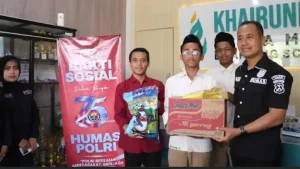 HUT ke-75 Humas Polri, Polres Gresik Bagi Sembako HUT ke-75 Humas Polri, Polres Gresik Bagi Sembako