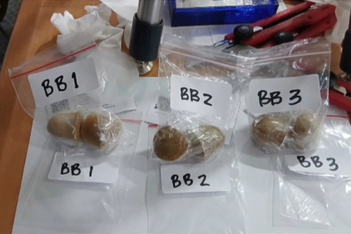 Bandara Juanda Tangkap WN India Selundupkan 1,14 Kg Emas di Dubur