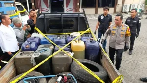 Polisi Bongkar Penimbunan BBM Subsidi 1.030 Liter di Blitar Polisi Bongkar Penimbunan BBM Subsidi 1.030 Liter di Blitar
