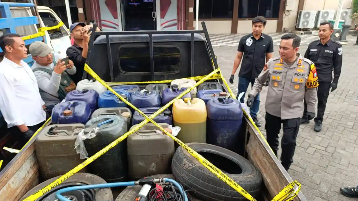 Polisi Bongkar Penimbunan BBM Subsidi 1.030 Liter di Blitar Polisi Bongkar Penimbunan BBM Subsidi 1.030 Liter di Blitar