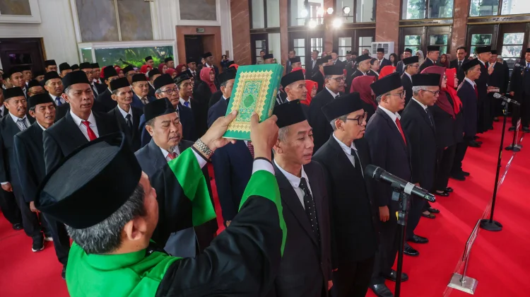 Eri Cahyadi Lantik 85 Pejabat, Minta Berani Tegakkan Aturan Eri Cahyadi Lantik 85 Pejabat, Minta Berani Tegakkan Aturan