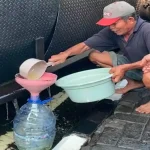 Warga Gresik Kecele, Truk Sabun Terguling Dikira Bawa Minyak
