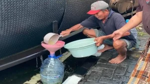 Warga Gresik Kecele, Truk Sabun Terguling Dikira Bawa Minyak