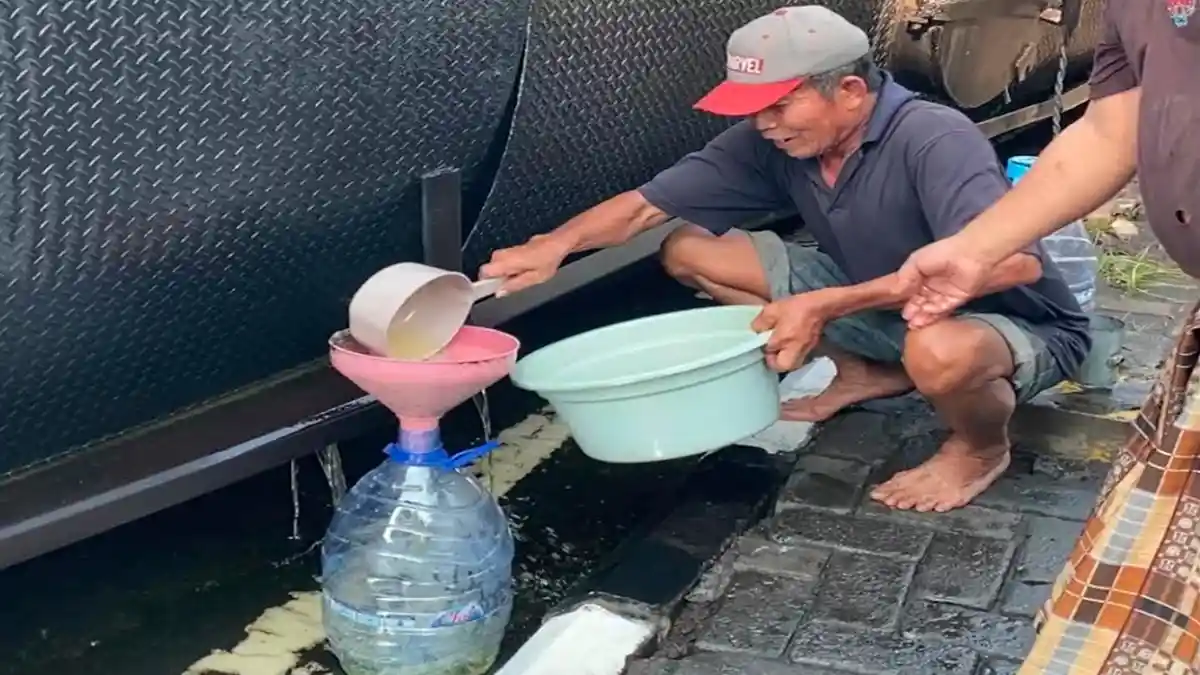Warga Gresik Kecele, Truk Sabun Terguling Dikira Bawa Minyak