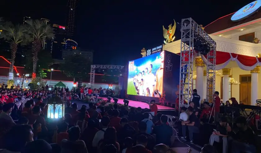 Nobar Grahadi Bergemuruh, Warga Surabaya Rayakan Timnas Juara Nobar Grahadi Bergemuruh, Warga Surabaya Rayakan Timnas Juara