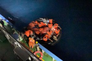 Tabrak Tongkang di Tuban, Kapal Khatulistiwa 8 Terguling