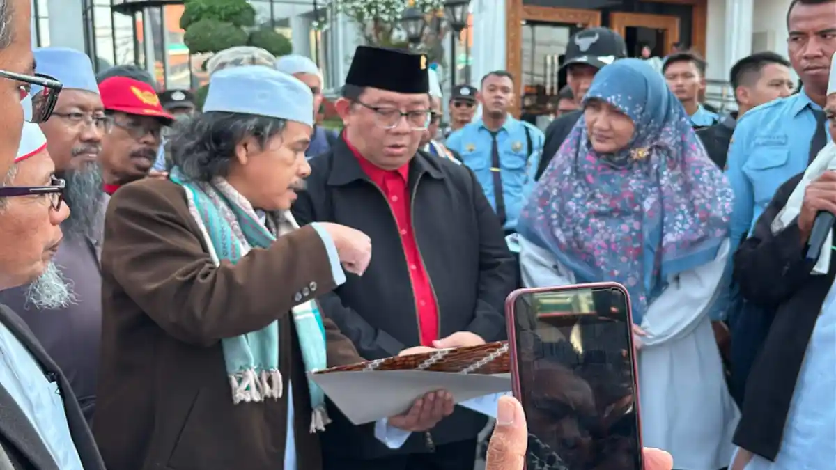 Aliansi Ulama Datangi DPRD Jatim Desak Pemakzulan Gibran Aliansi Ulama Datangi DPRD Jatim Desak Pemakzulan Gibran