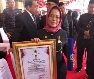 Terima Lencana Emas Jatim, Sri Untari Berjasa Perjuangkan Koperasi